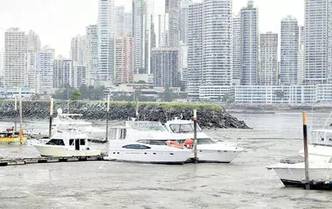 Anclados en el fango