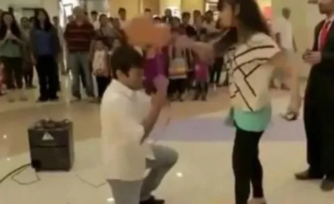 Pidió la mano de su novia en pleno mall  y esta le contesta con un tremendo golpe