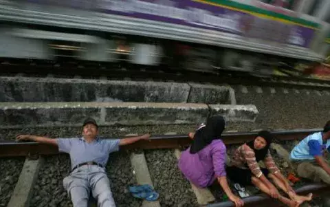 La "terapia del tren" insólito método para curar enfermos