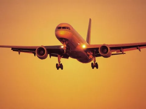 Pasajero consigue aterrizar un avión después de que el piloto se desmayase