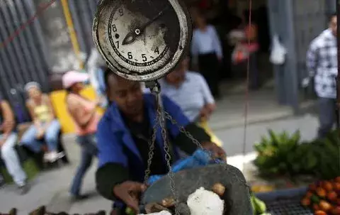 Venezuela aplica nueva ley de costos y congela los precios de 18 productos