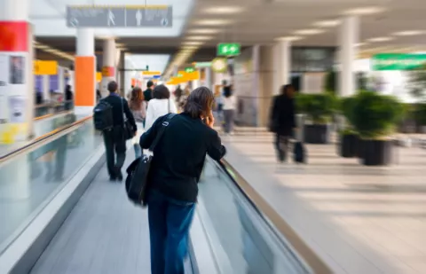 Cancelan vuelos por huelga de azafatas y auxiliares de vuelo