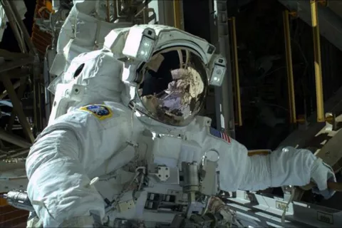 Astronautas salen por segunda vez al espacio para reparar avería 