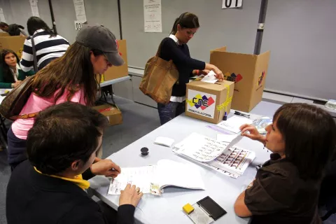 Más de 20 mil venezolanos ejercen su derecho al voto en España