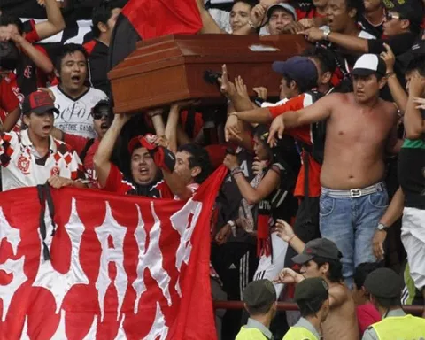 Fanáticos ingresan en estadio cadáver en un ataúd