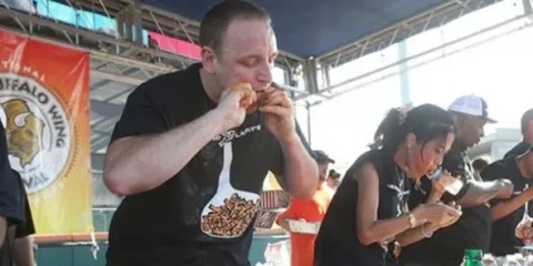 Devoró 191 alitas de pollo en 12 minutos