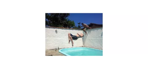 Foto de familia gozando en la piscina captura también al ladrón que salta el muro