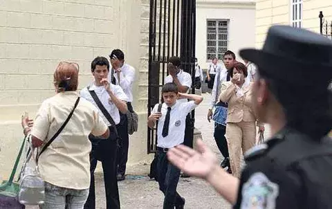 Rectora del IN  hace un llamado a que se dediquen a estudiar 