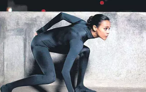 ¡Alto!,  mucho cuidado con esta bella heroína 