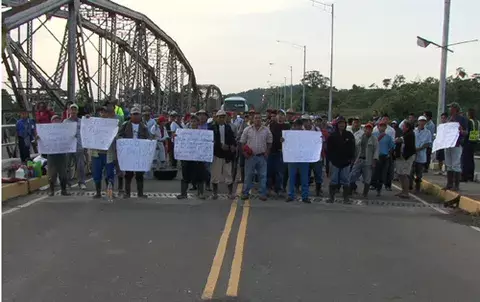 Obreros bananeros cierran puente sobre el río Changuinola