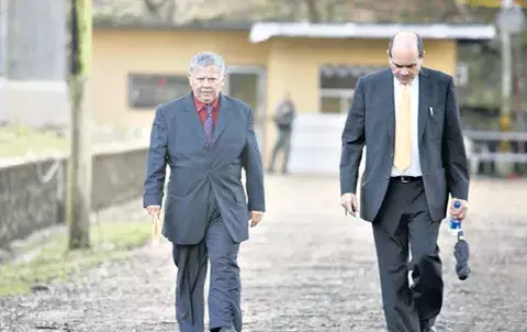   El abogado Julio Berríos, parte del equipo legal del Manuel Antonio Noriega, a su salida de la cárcel El Renacer. 