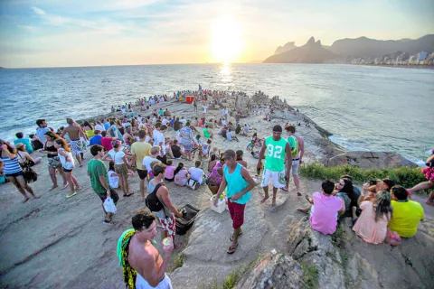 Cuando sale el sol en la piedra de Arpoador