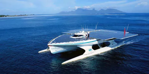 Barco solar atraca en Miami para su segunda misión en la corriente del Golfo