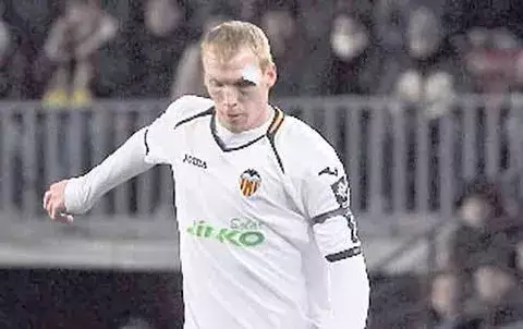 Valencia golea al Sporting y consolida su tercera plaza 