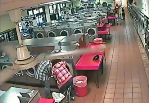 Intentó lavar a su hijo, como si fuera ropa