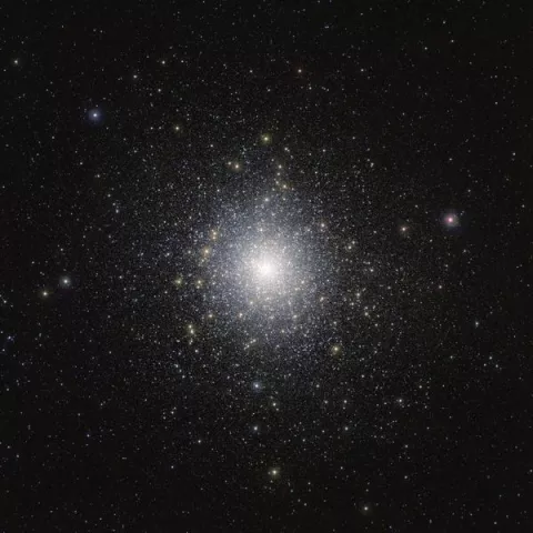 Telescopio capta nueva imagen de estrellas exóticas de un cúmulo