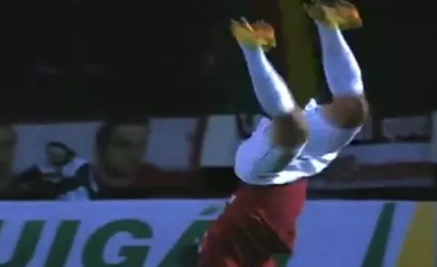 Celebra un gol con un salto mortal con voltereta y sale lesionado 