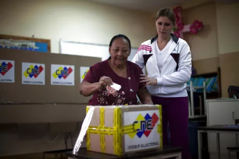 Siguen abiertos centros electorales en Venezuela