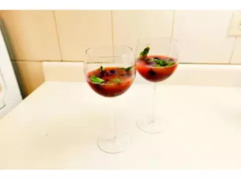 Coctel de vino rose y moras 