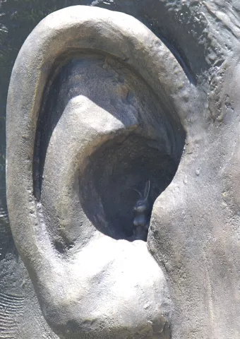 Se disculpan por haber añadido un conejo a una estatua de Mandela