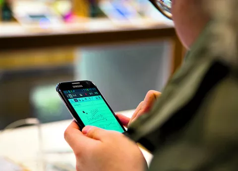 En el futuro se podrían aliviar las restricciones sobre el uso de celular en el avión 