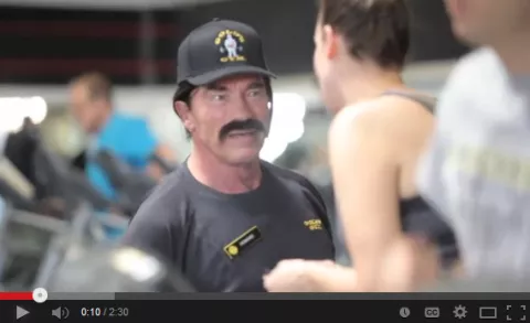 Schwarzenegger se disfraza y trabaja en un Gold´s Gym