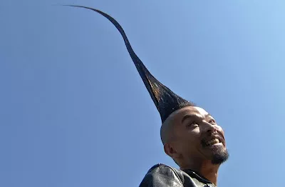 Japonés luce peinado mohicano más alto del mundo