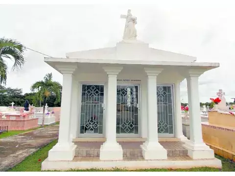 Familias enteras rezan en los  cementerios y otros llevan comida 
