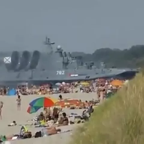 Barco de la marina rusa sorprende a bañistas en la playa