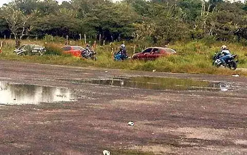 Suspenden carreras  en una pista de aterrizaje 