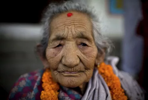 Una anciana recibe el certificado de nacionalidad a los 105 años