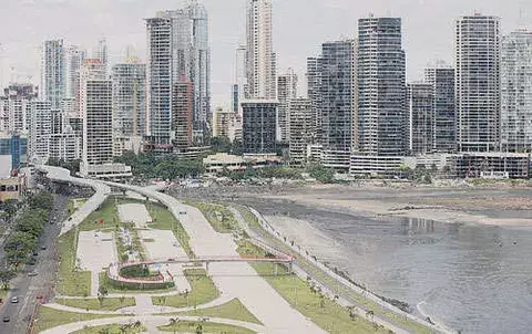 Noriega llega a un Panamá exitoso, tras dejarlo en ruinas 
