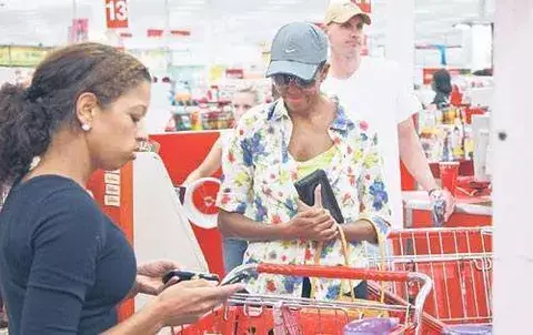 Consumidores mostraron más confianza de lo previsto, en septiembre 