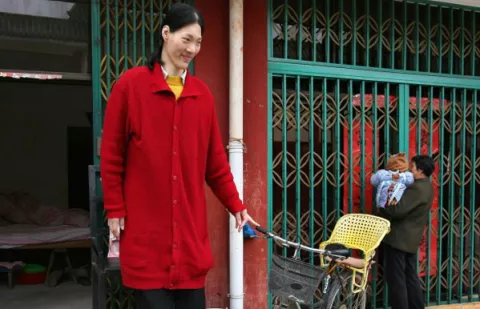 Murió la mujer más alta del mundo, de 2,33 metros