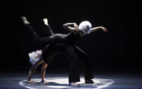 Una "caja mágica" en 3D sumerge la danza en un universo paralelo