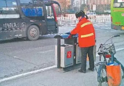 Una millonaria trabaja como barrendera para 'dar ejemplo' a sus hijos