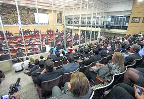 Ministros y diputados, ausentes durante discurso del presidente  