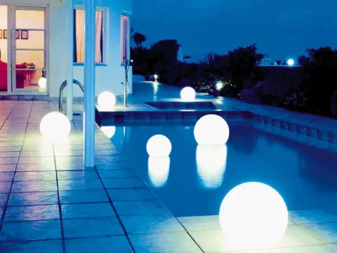 Luces    solares permiten ahorrar