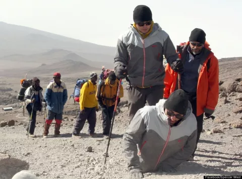 Hombre sin piernas escaló el Kilimanjaro y recaudó dinero