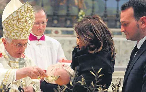 Papa bautiza a 16 bebés en la Capilla Sixtina 
