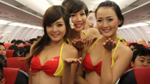 Multan a aerolínea por desfile de bikinis en vuelo