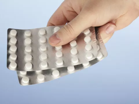 Muestra de arte alerta sobre peligro de medicamentos de imitación