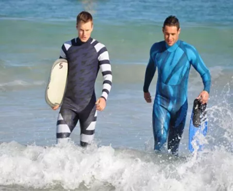 Crean un traje que hace a los surfistas "invisibles" ante tiburones