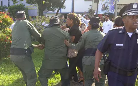 Cierre de calle en Colón provoca enfrentamiento entre docentes y la PN