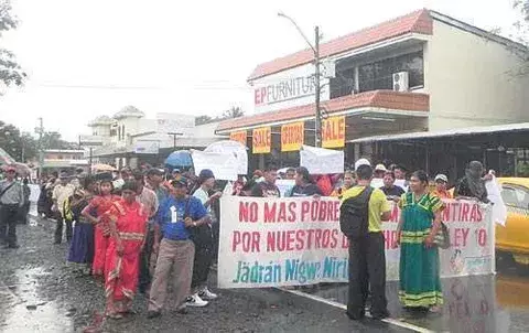 Indígenas que defienden Ley de Minería buscan respaldo en monseñor Lacunza 