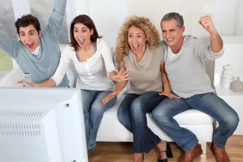 Los hombres eligen a las mujeres antes que al futbol