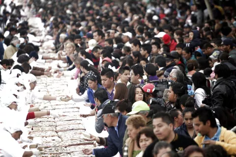 Mexicanos degustan roscón de Reyes de 9 toneladas