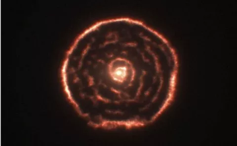 Descubren estructura espiral alrededor de estrella