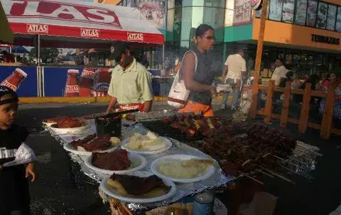 MINSA prohibe venta de carne en palito en ruta del carnaval capitalino
