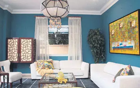 Enmarque una obra de arte  con balance en   la decoración 